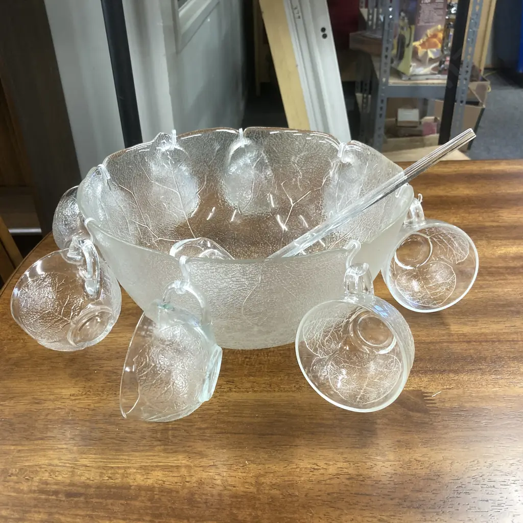 Vintage Arcoroc 8 Cup Punch Bowl Set Image 1++