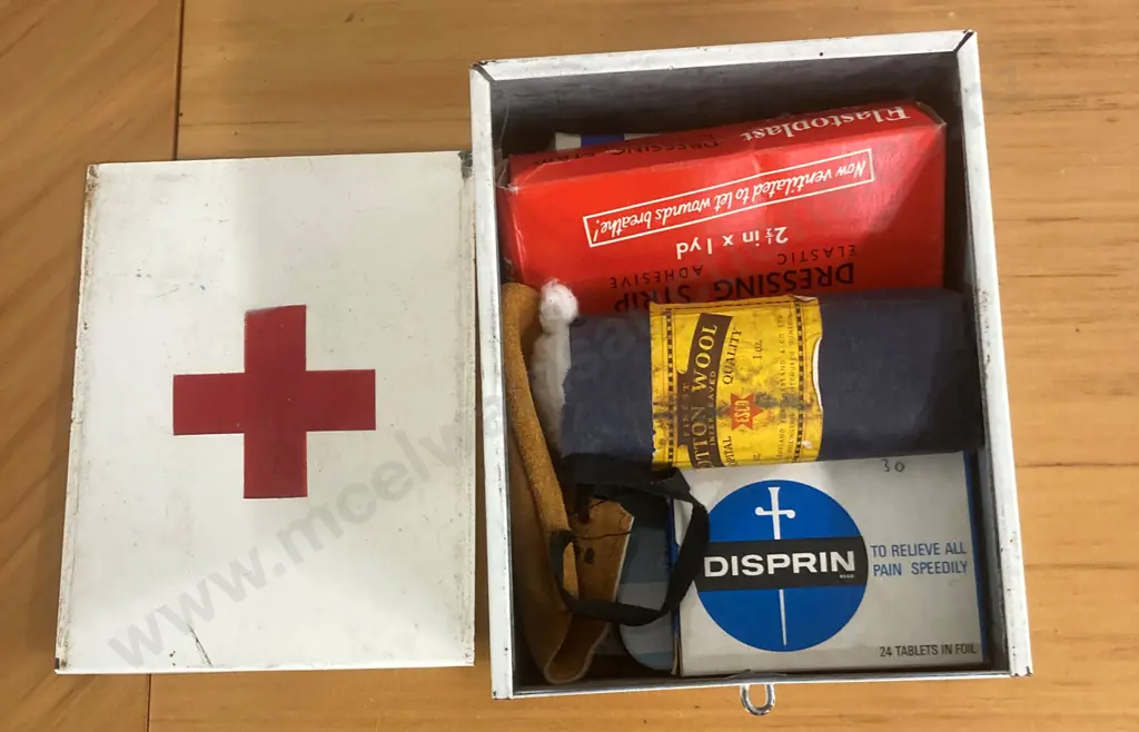 Vintage Cream Steel First Aid Kit With Contents, H8 W13 D17cm Image 1++