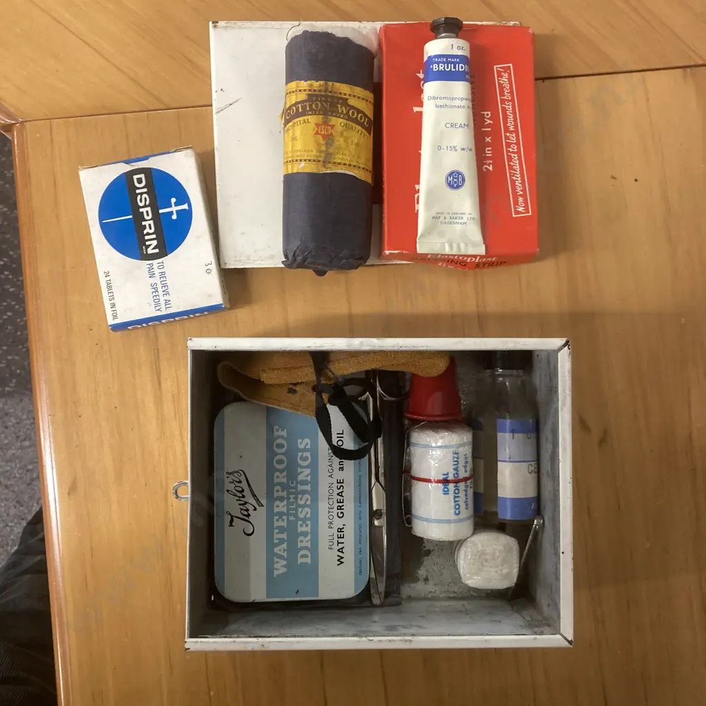 Vintage Cream Steel First Aid Kit With Contents, H8 W13 D17cm Image 1++