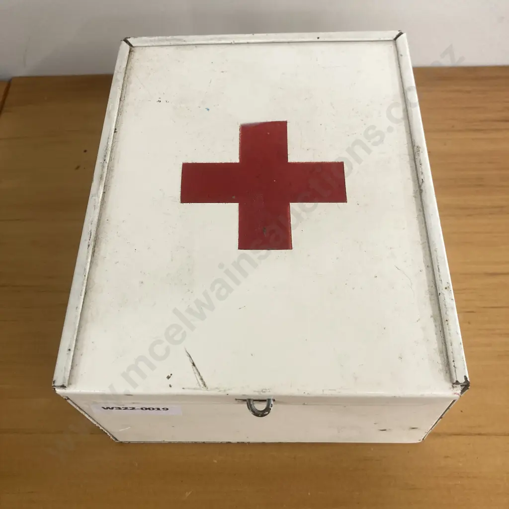 Vintage Cream Steel First Aid Kit With Contents, H8 W13 D17cm Image 1++