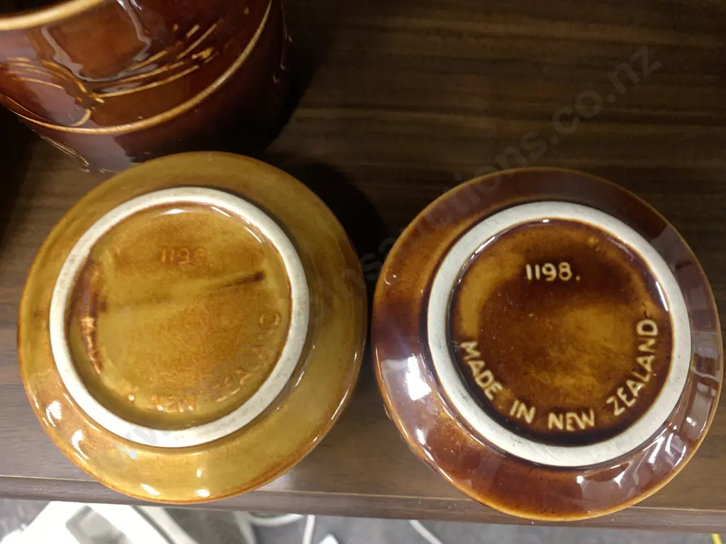 Assortment of Six Crown Lynn Garlic or Onion Soup Bowls, Honey Glaze, #1198 Image 1++
