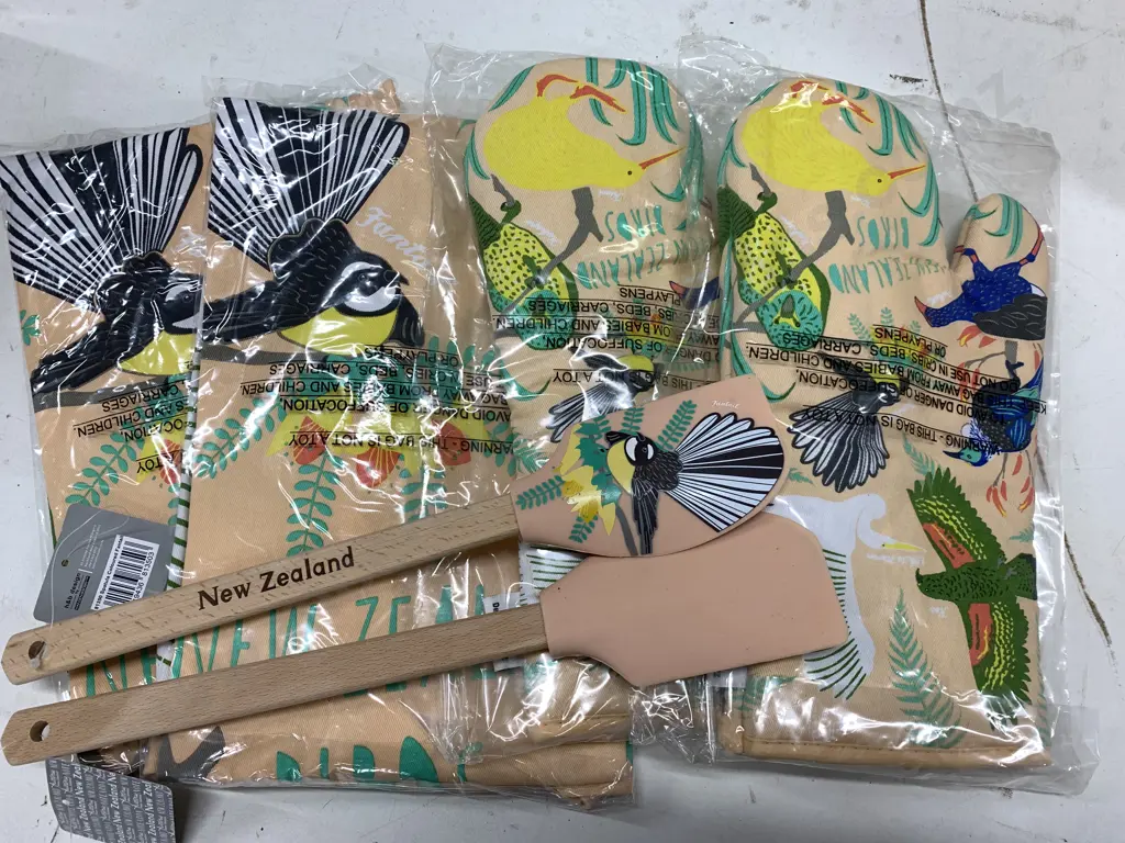 New Pair of Hansen & Berry Kiwiana Aprons, Oven Mitts & Spatulas Image 1++