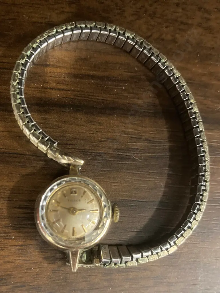 Beautiful Vintage TISSOT Women's Gold Coloured Watch with Original Clamshell Case Image 1++