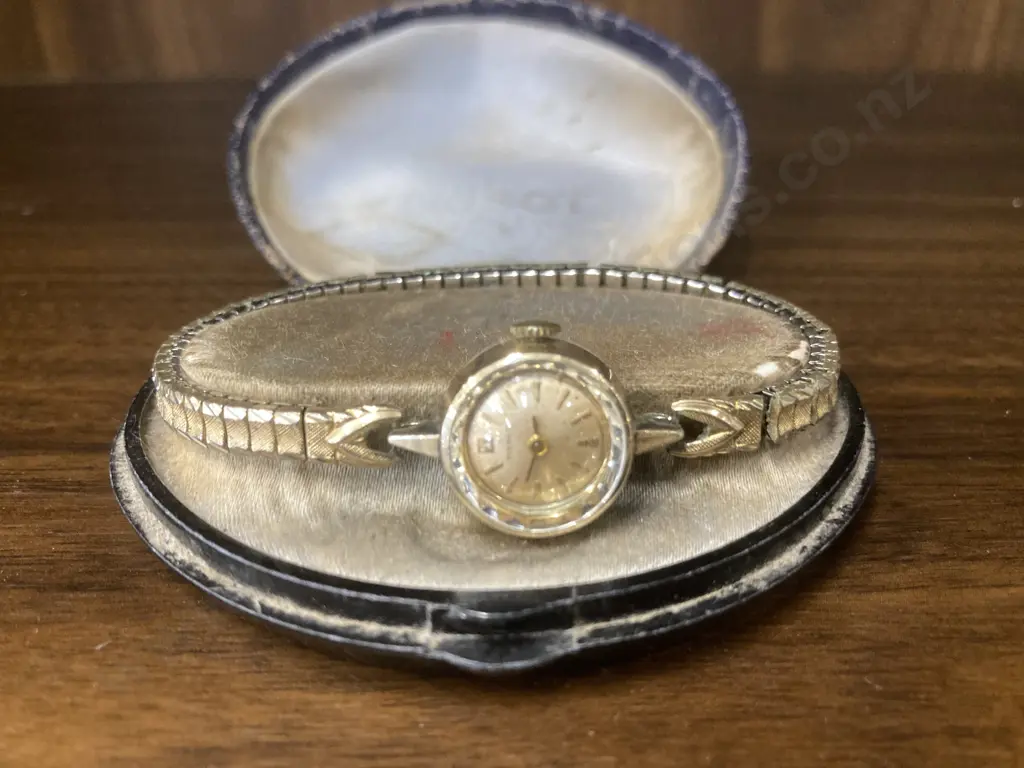 Beautiful Vintage TISSOT Women's Gold Coloured Watch with Original Clamshell Case Image 1++