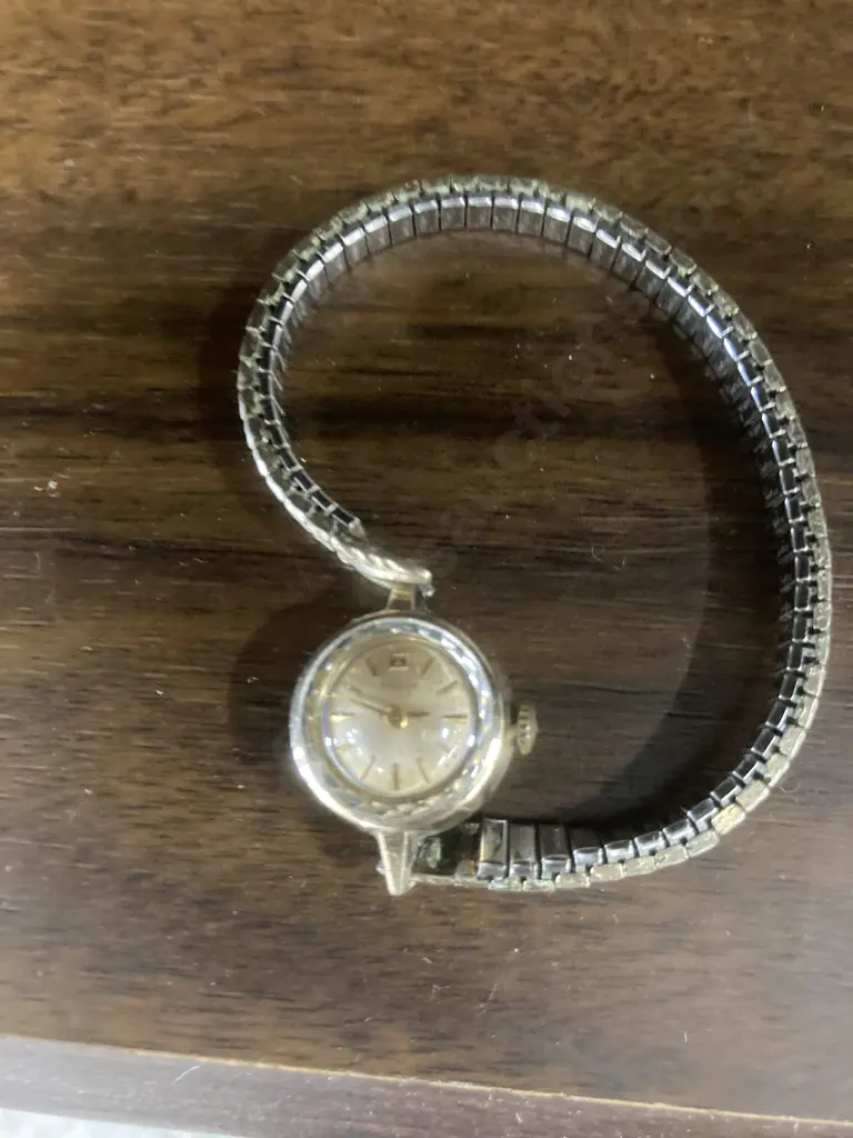 Beautiful Vintage TISSOT Women's Gold Coloured Watch with Original Clamshell Case Image 1++