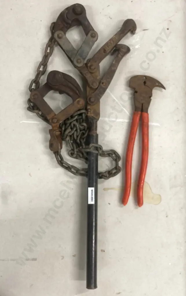 Pair of Hayes Wire Strainers With a Pair of Fencing Pliers Image 1++