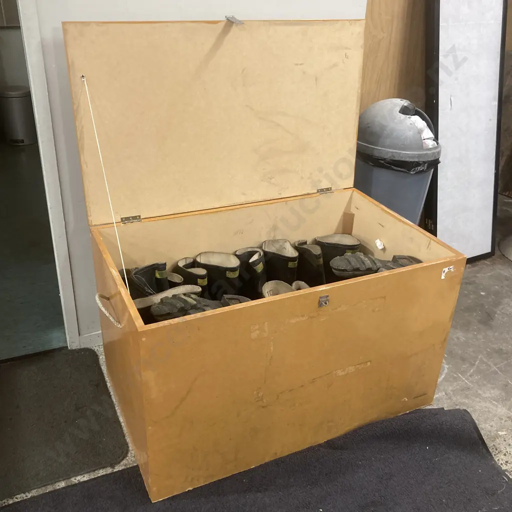 10 Pair of Sz10 Skellerup Gumboots In A Hinged Lidded Wooden Box With Rope Handles, H60 W100 D60cm Image 1++
