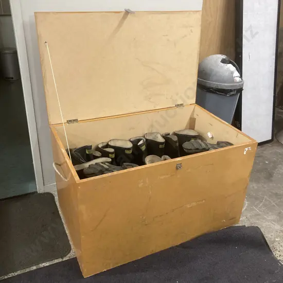 10 Pair of Sz10 Skellerup Gumboots In A Hinged Lidded Wooden Box With Rope Handles, H60 W100 D60cm