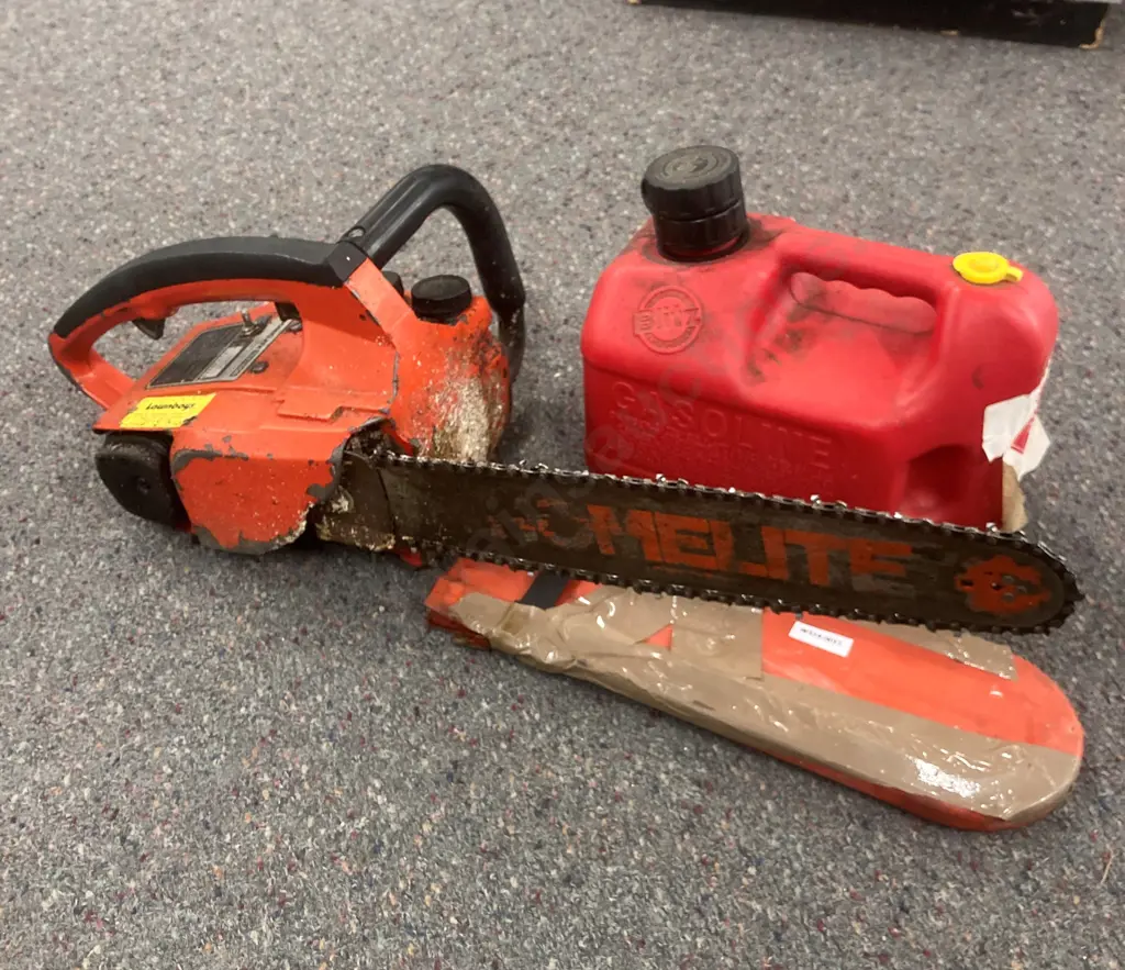 Homelite Super 2 Automatic Oiling Chainsaw & 3.9L Plastic Fuel Can Image 1++