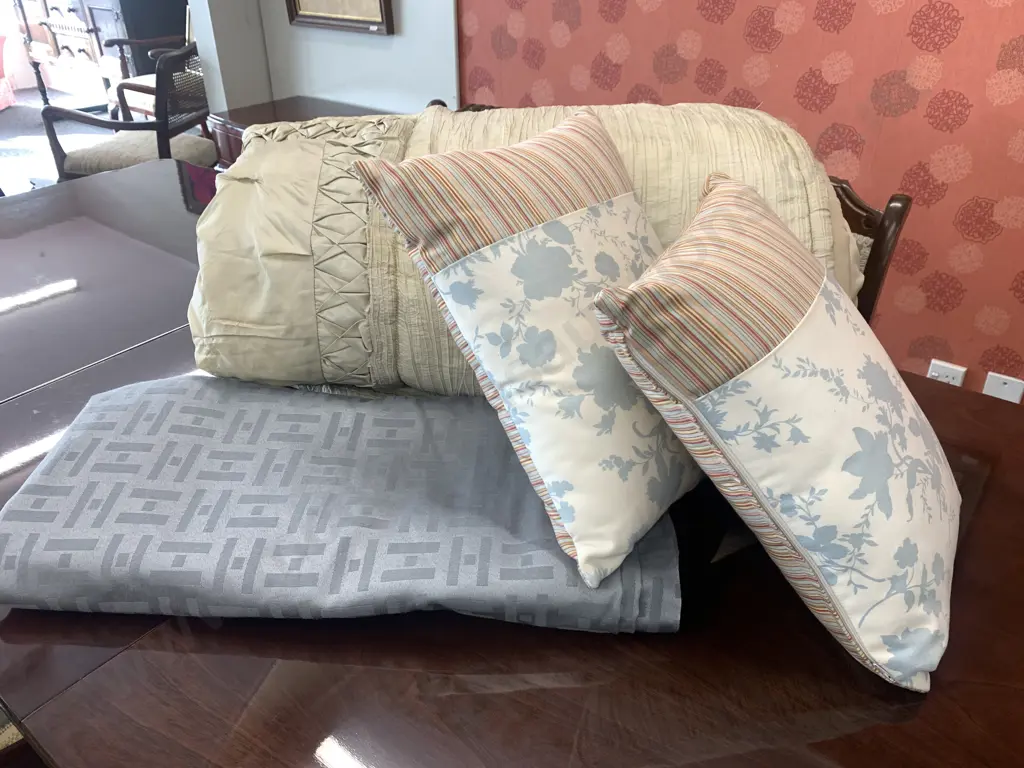 Coverlet Cream / Mocha Tones 230 x 250cm With Silver Duvet Cover And Cushions x2 Image 1++