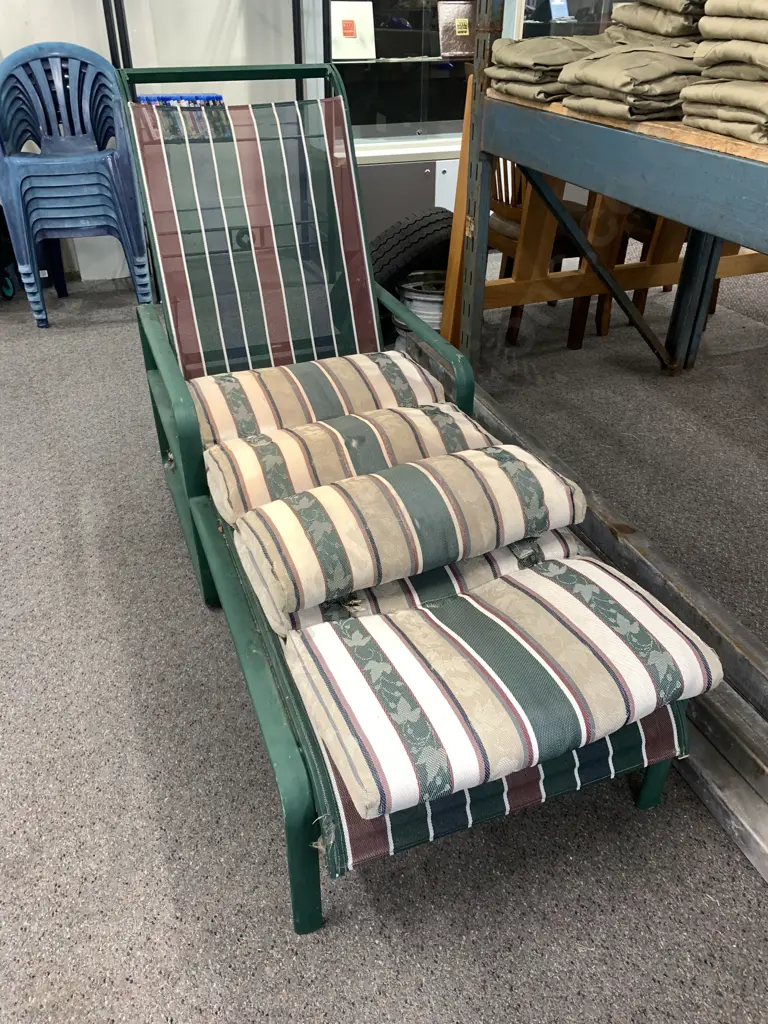 Green Aluminium Sun Lounger With Squab Image 1++