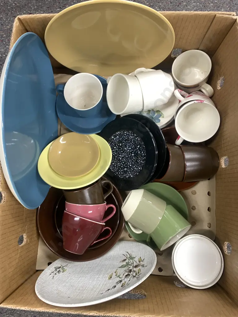 Box Lot of China Items Including Crown Lynn Etc Image 1++