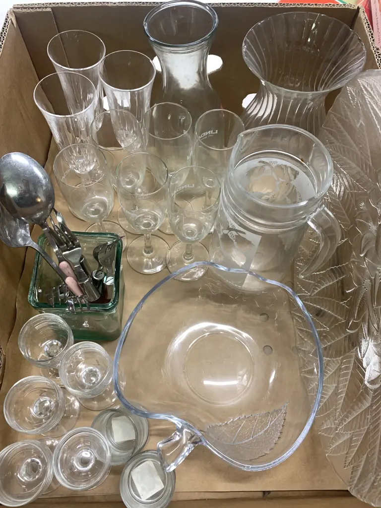 Box Lot Of Vintage Glass Ware Including Glasses, Water Jug, Bowls Etc Image 1++