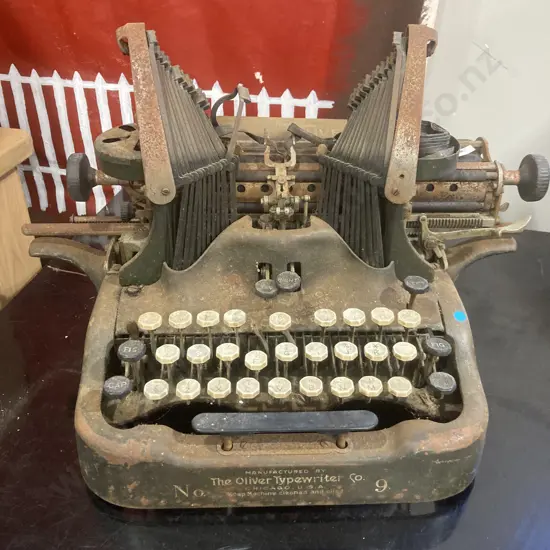 Antique The Oliver No9 Typewriter
