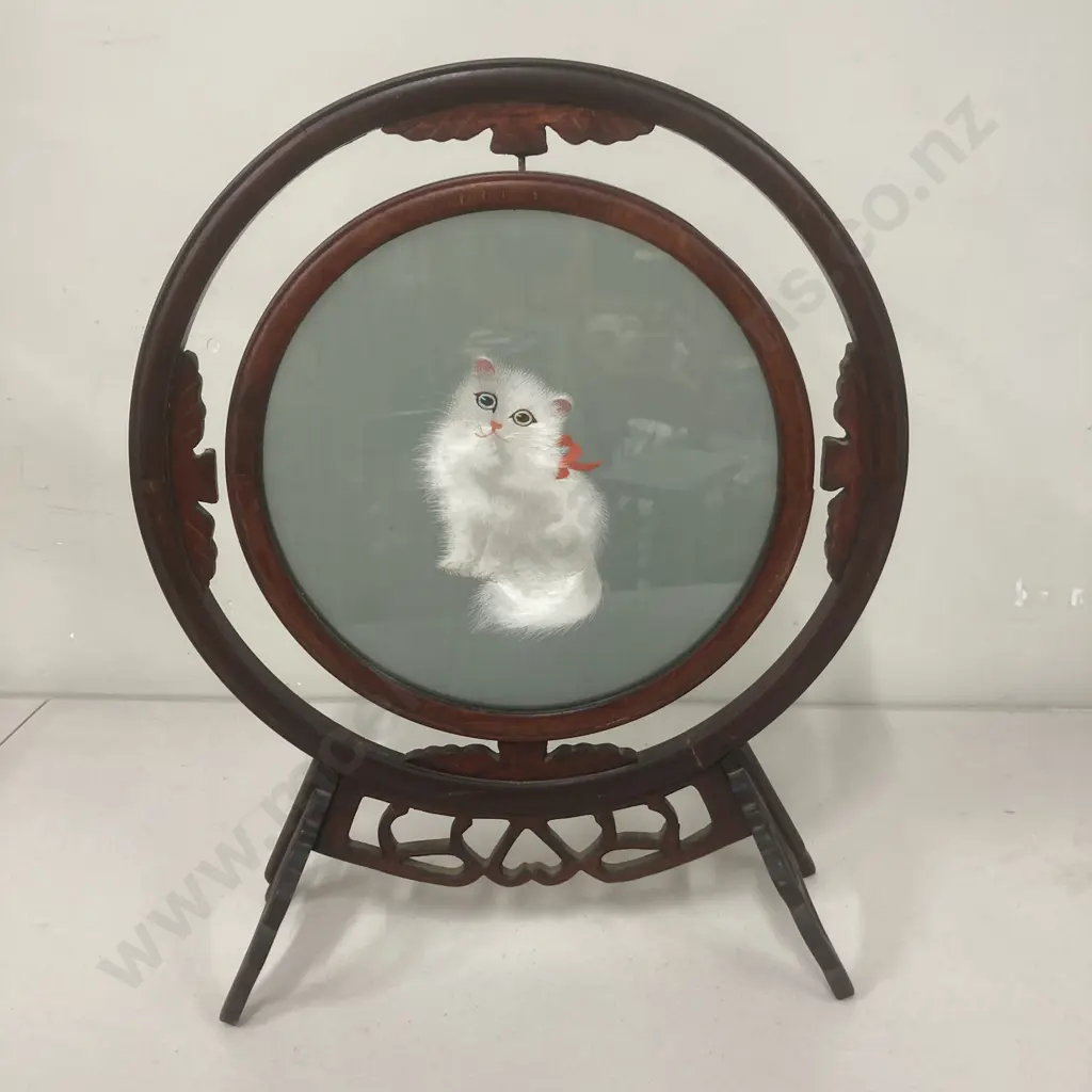 Silk Thread Framed Round Cat Picture With Stand Image 1++