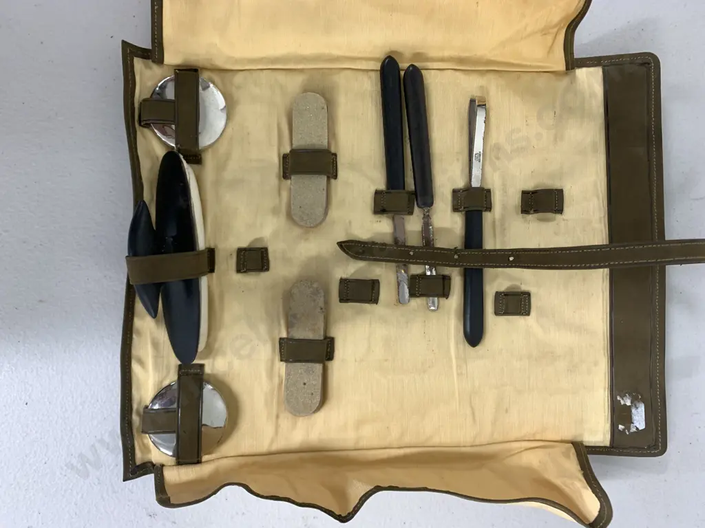 Vintage Manicure Set Image 1++