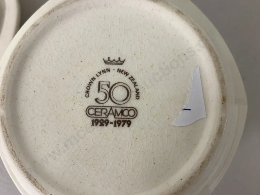 Crown Lynn 50 Ceramco 1929-1979 Lidded Dish Image 1++