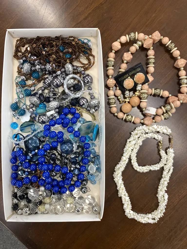 Assortment of Ladies Costume Jewellery Image 1++