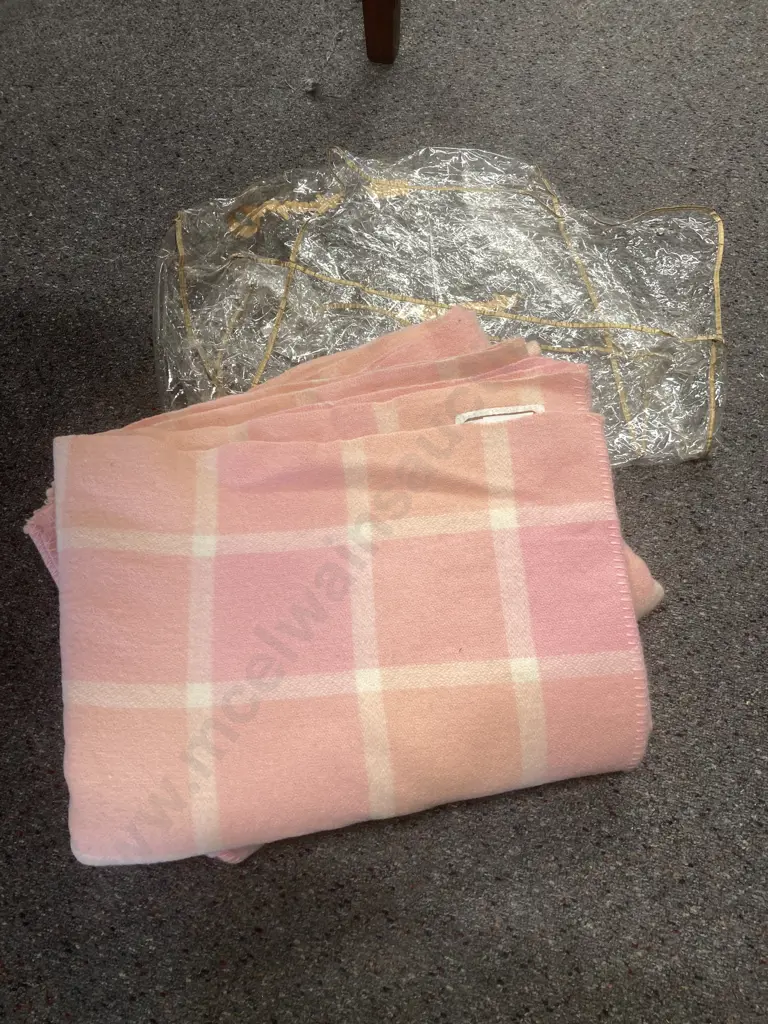 Pair of Vintage Napier Coronet All Wool Blankets With Onehunga Princess Bag, Pink & White Image 1++