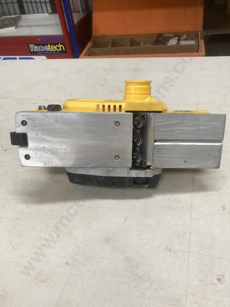 DeWalt DCP580-XE 18V Brushless Planer Skin Image 1++