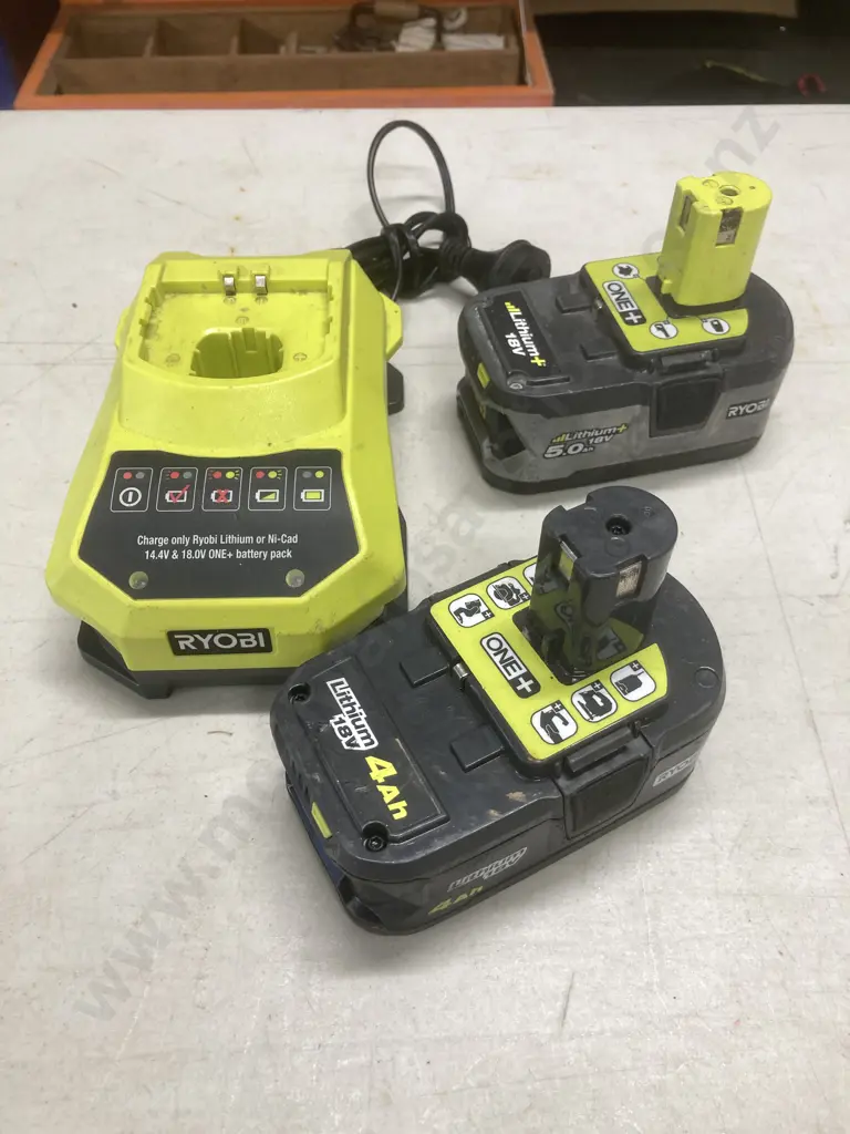 Ryobi 18V & 14V BCL14181H Battery Charger With Lithium 4AH & 5AH Batteries Image 1++