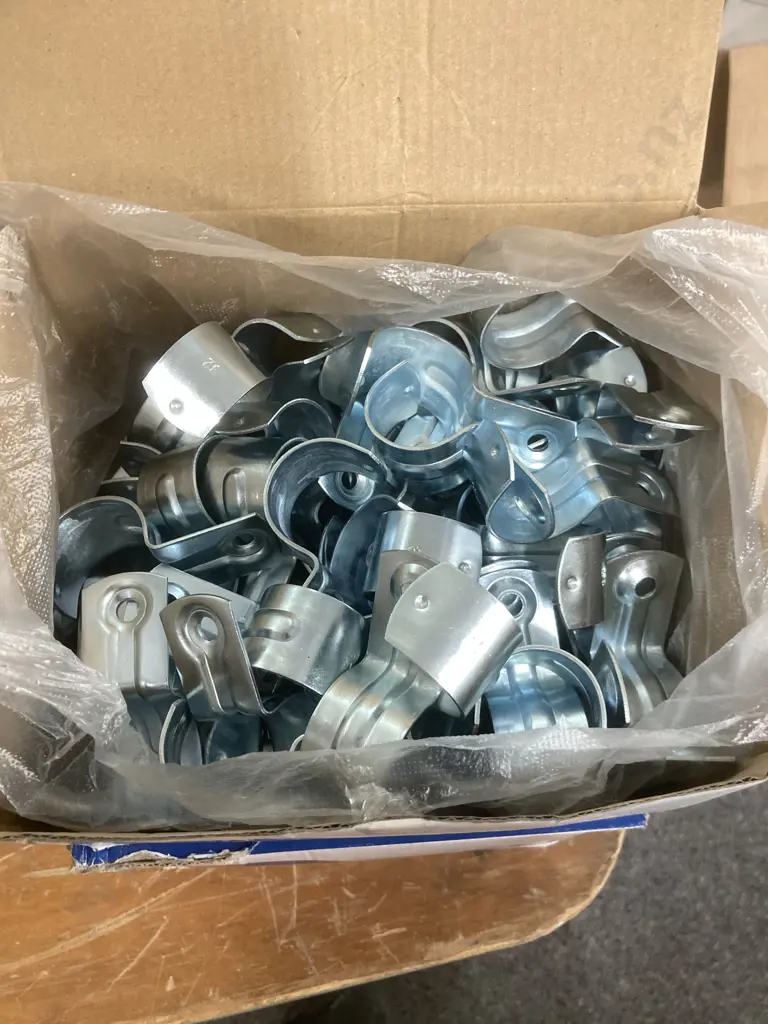 2 Boxes of Approx 100 Elamark HS32 32mm Zinc Half Saddles Image 1++