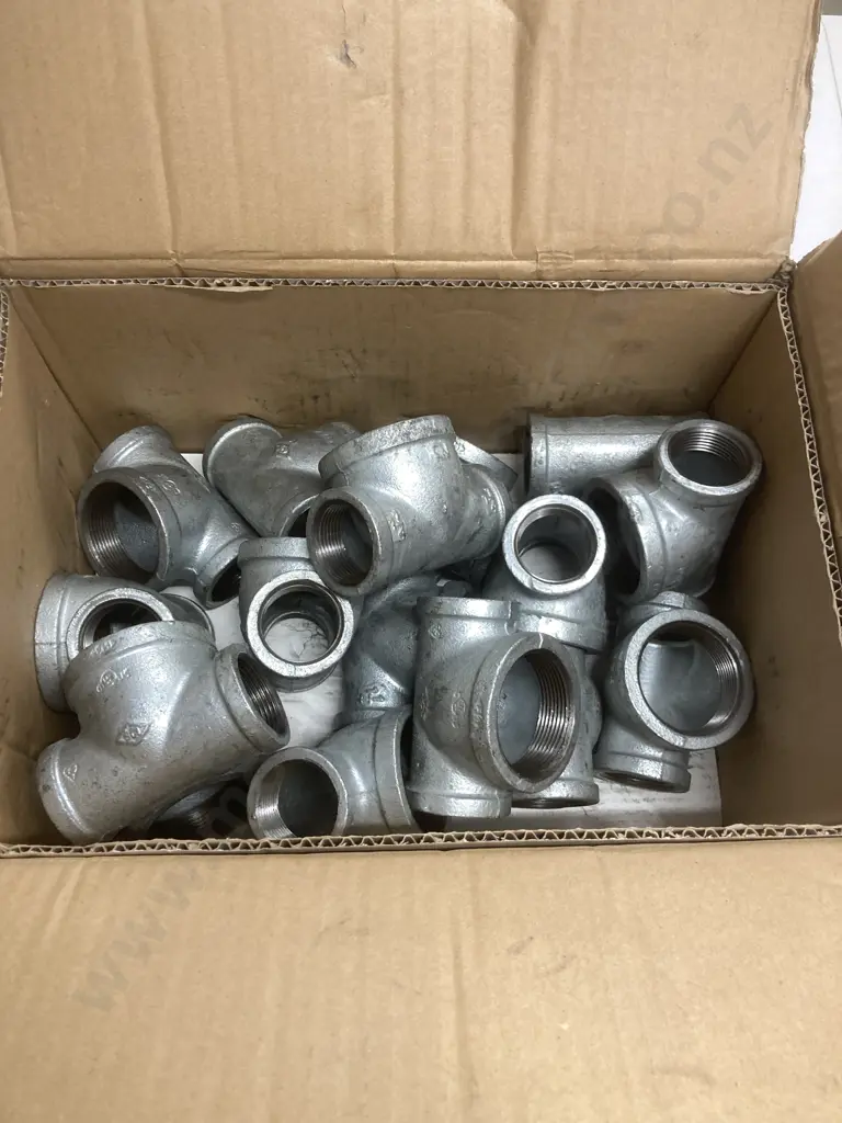 Box of 16 Malleable Iron Pipe Fittings 11/4 x 11/4 x 2" Galv, Red. Tee Image 1++