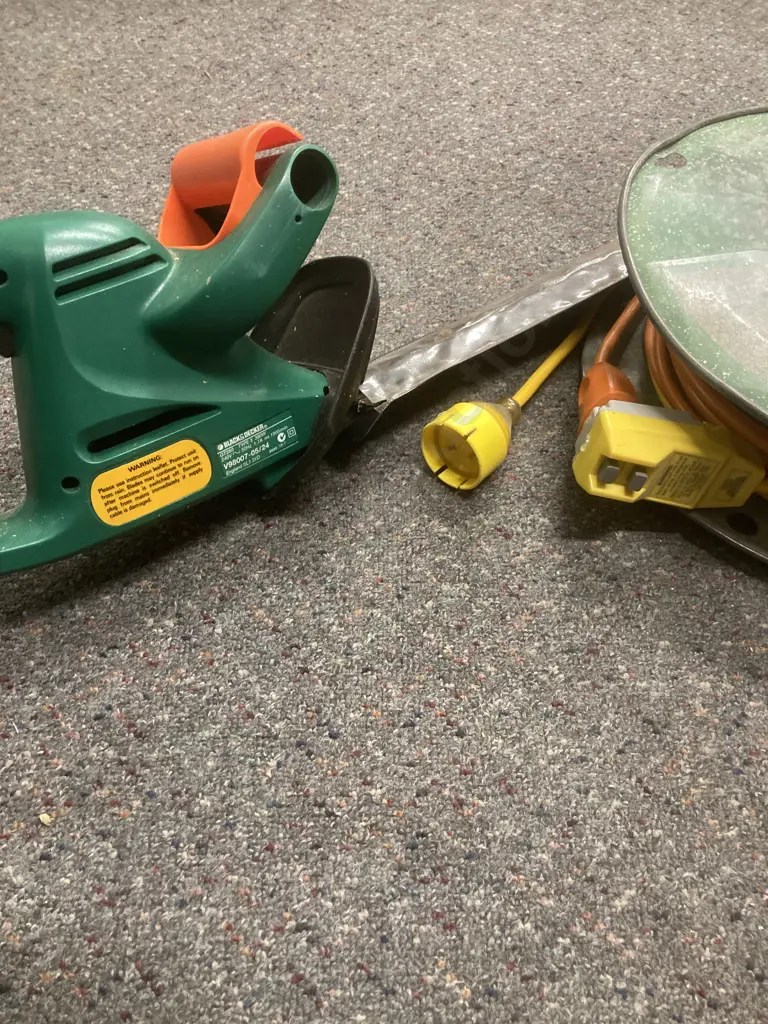 Black & Decker GT250 Electric Hedge Trimmer, Extension Lead & HPM RCD Image 1++