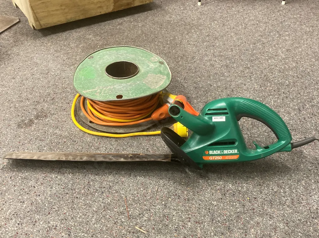 Black & Decker GT250 Electric Hedge Trimmer, Extension Lead & HPM RCD Image 1++