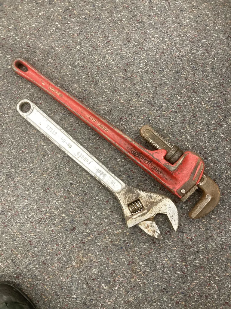24" Super-Ego Heavy Duty Pipe Wrench & a 450mm Lobster Crescent Wrench Image 1++