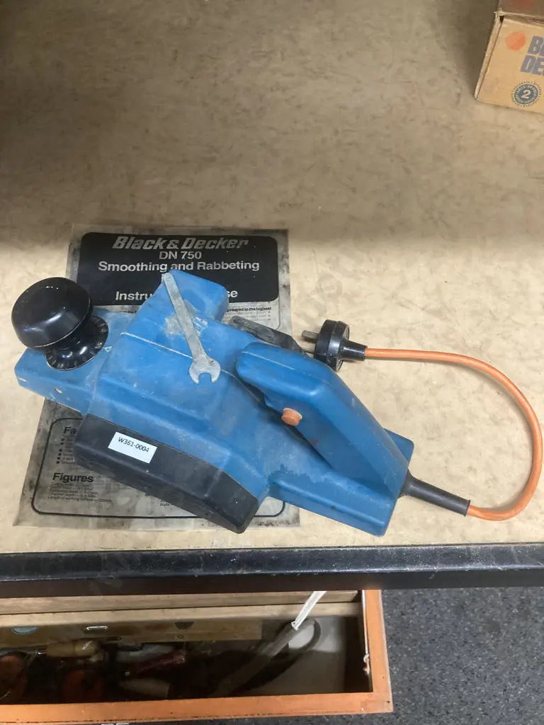 Black & Decker Electric Smoothing & Rabbeting Plane, Model DN750/D1 Image 1++