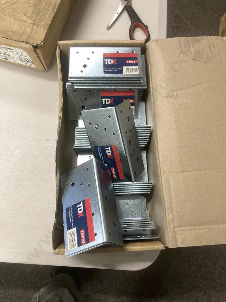 Box of 40 TDK Corner Bracket Zinc Plated 115x60x40x2.5mm, #730587 Image 1++