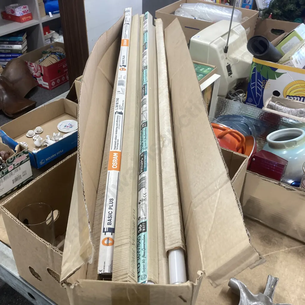 Box of Ten Assorted Flourescent Tubes, 1.2m Image 1++