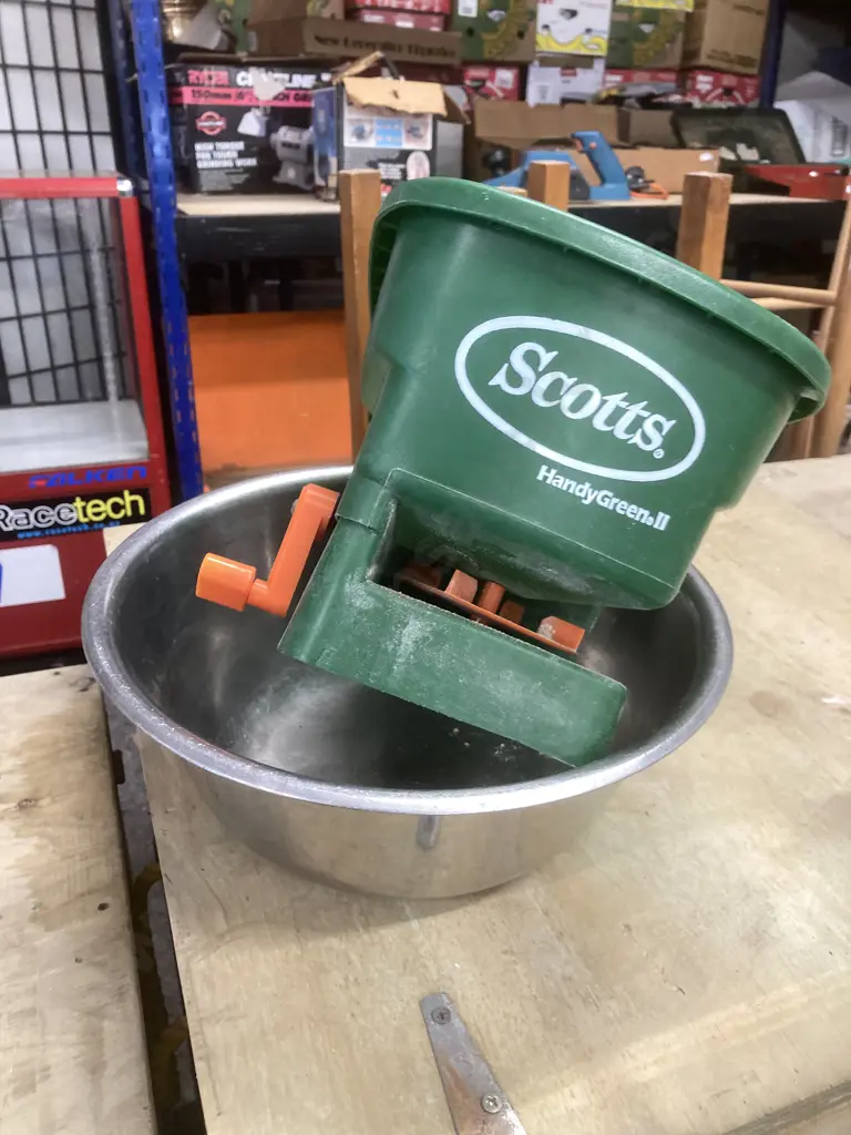 Scotts HandyGreen II Hand Spreader & Stainless Steel Bowl Image 1++