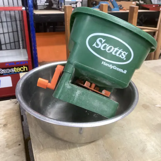 Scotts HandyGreen II Hand Spreader & Stainless Steel Bowl