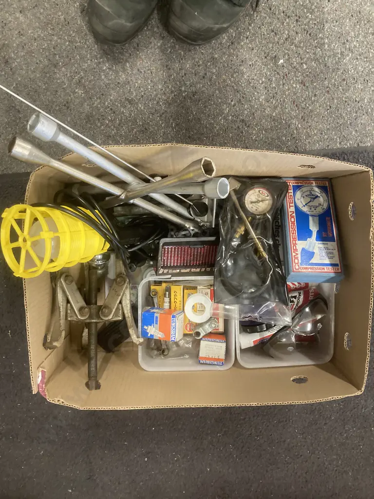 Box of Car Sundries, Compression Tester, Puller, Worklight Etc Image 1++