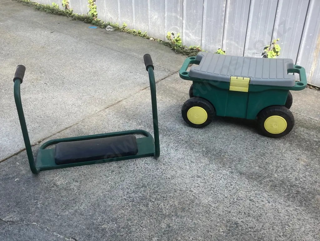 Garden Caddy & Padded Kneeler Image 1++