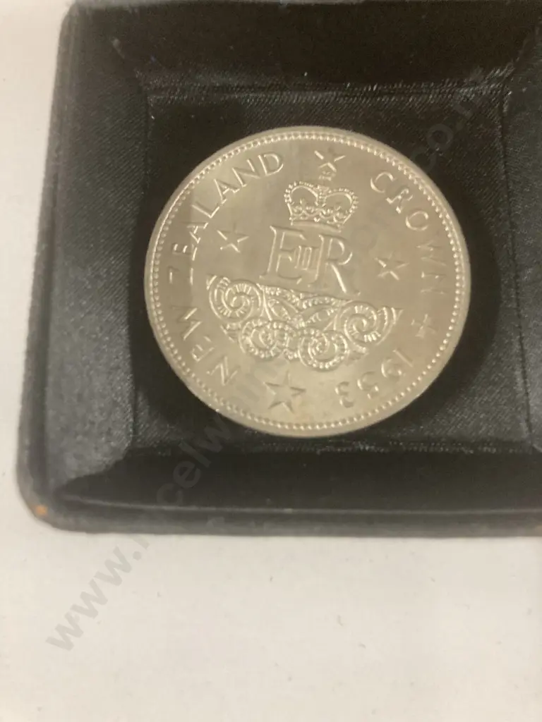 1953 New Zealand Queen Elizabeth II Coronation Commemorative Crown Image 1++