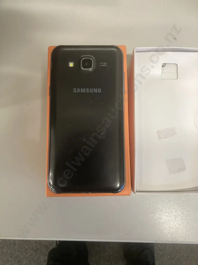 Samsung Galaxy J5 Cellphone With Charger Image 1++