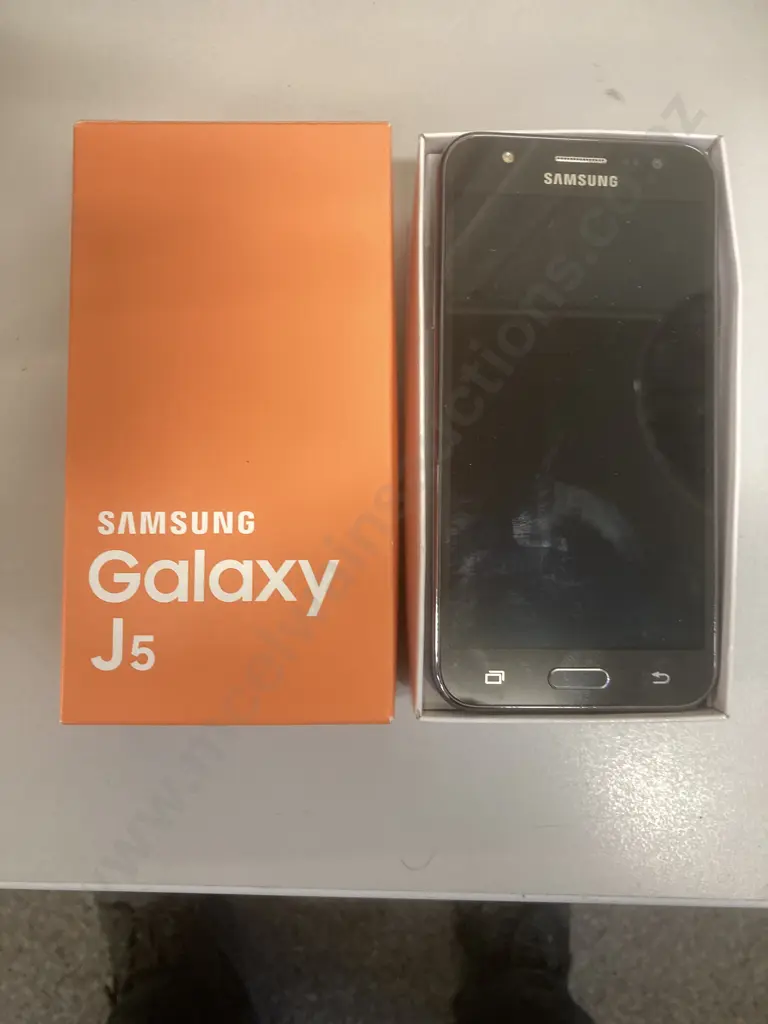 Samsung Galaxy J5 Cellphone With Charger Image 1++