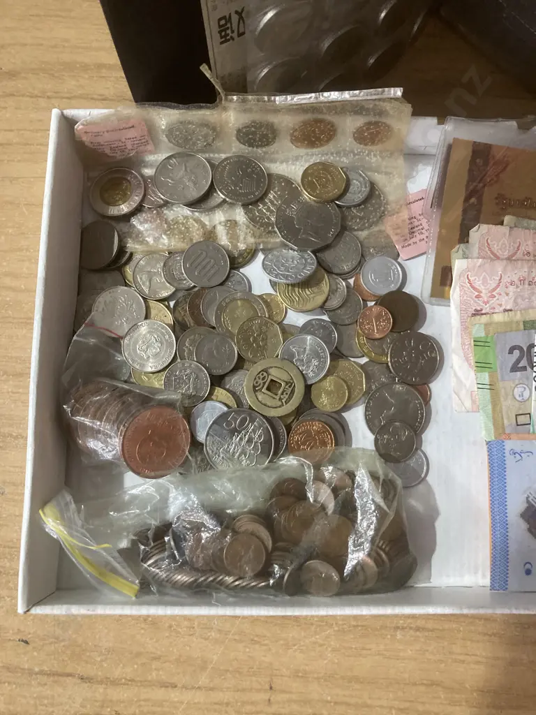 Lot of Assorted Notes & Coins, Bag of NZ 1 Cent Coins, Gold Note, Coins In Case Etc Image 1++