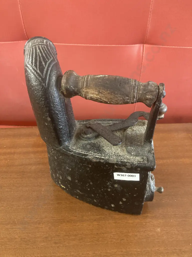 Antique Flat Iron, T&C.Clark & CO, Wolverhampton, 21 x 20cm Image 1++