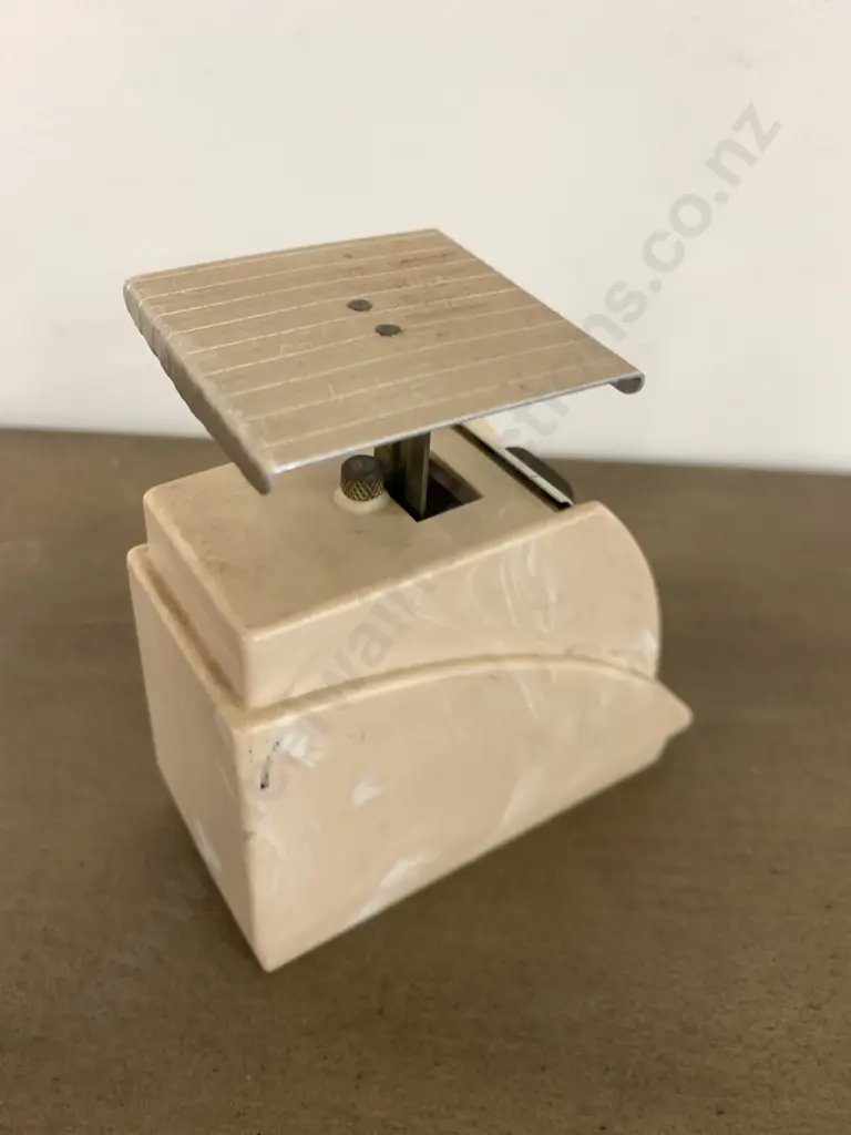 Evanston 'Petite' Letter Scale Plastic Spring & Pendulum Lever Image 1++