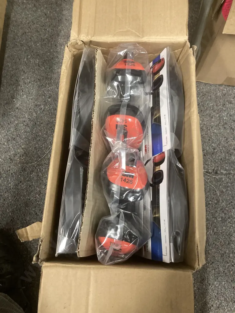 Box of 12 New 3M 1426 Economy Earmuffs Image 1++