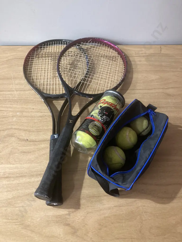 Tour Pro Senior Pro & Aero Pro 500M Tennis Racquets & Tennis Balls Image 1++