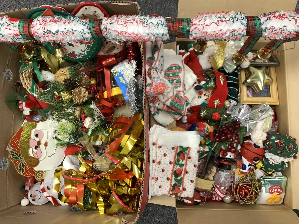 Assorted Xmas Decorations Including Xmas Linen Etc Image 1++