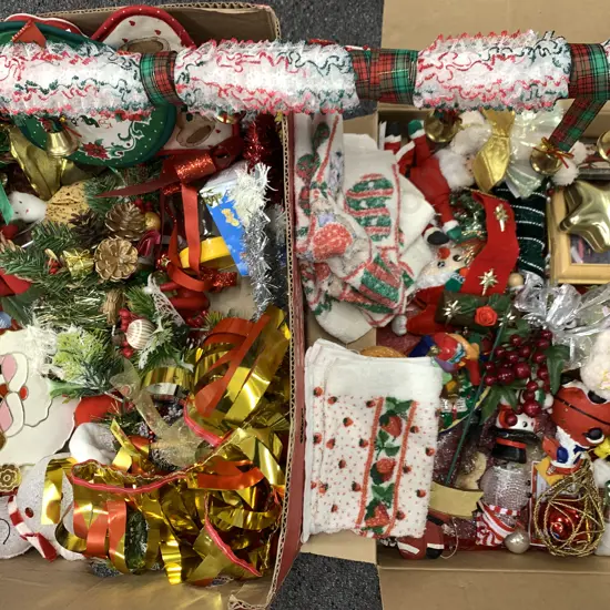 Assorted Xmas Decorations Including Xmas Linen Etc