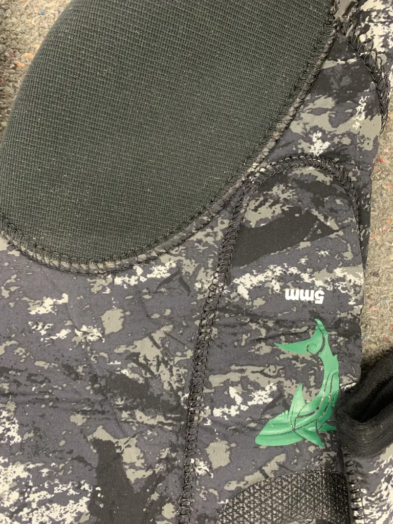 5 mm Commercial Wet Suit Open Cell 2 Pce Black Knight Camo Colour Small To Medium CYZ 20-06 Image 1++