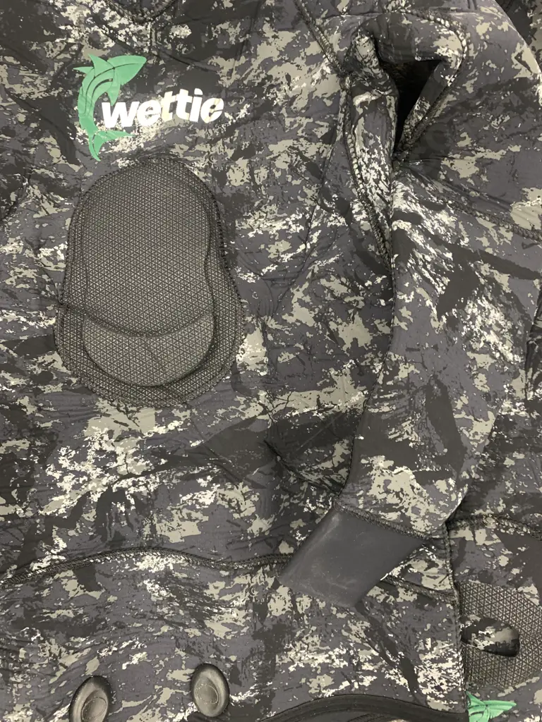 5 mm Commercial Wet Suit Open Cell 2 Pce Black Knight Camo Colour Small To Medium CYZ 20-06 Image 1++