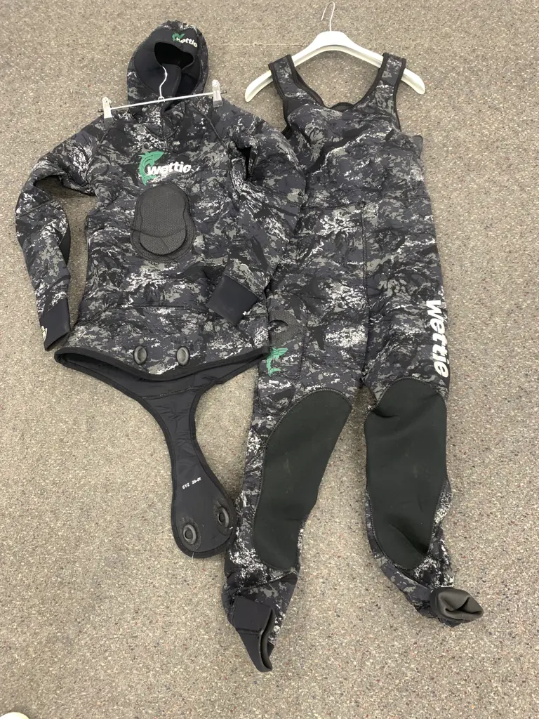 5 mm Commercial Wet Suit Open Cell 2 Pce Black Knight Camo Colour Small To Medium CYZ 20-06 Image 1++